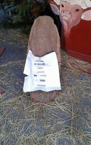 Bagnaia - Il presepe con la statua dell'asino rubata - Il foglio con la richiesta di riscatto