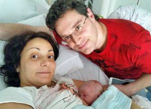 Il neonato Dario Chiaravalli con mamma Ambra e papà Massimo