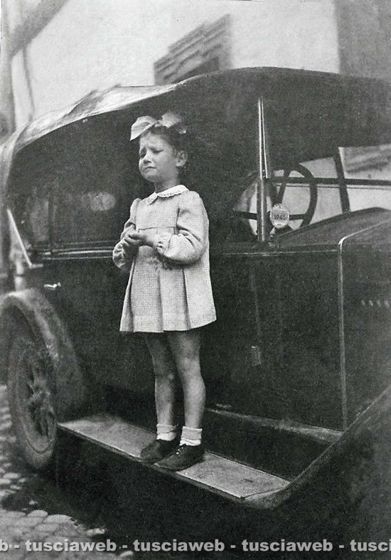 Viterbo - Come eravamo 1945 - La piccola Ivana sulla macchina