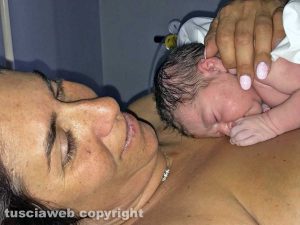 La piccola Margherita Merlani in braccio alla mamma
