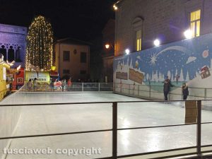 Viterbo - Caffeina Christmas village - La pista di pattinaggio a piazza S. Lorenzo