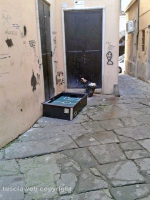 Viterbo - Via dell'Archetto - cestino divelto e biliardino a terra