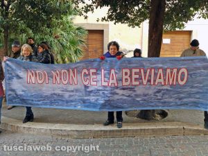 Viterbo - Il comitato Non ce la beviamo sotto palazzo Gentili