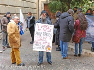 Viterbo - La protesta del comitato Non ce la beviamo sotto palazzo Gentili