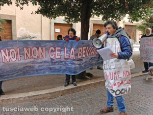 Viterbo - La protesta del comitato Non ce la beviamo sotto palazzo Gentili