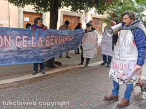 Viterbo - La protesta del comitato Non ce la beviamo sotto palazzo Gentili