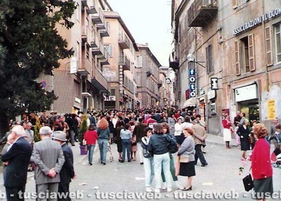 Viterbo - Come eravamo 1984 - L'inaugurazione di via Cairoli dopo i lavori