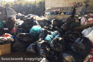 Viterbo - I rifiuti lungo strada Castiglione