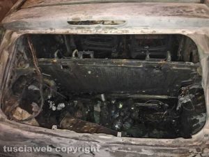 Tarquinia - Due auto distrutte dalle fiamme 