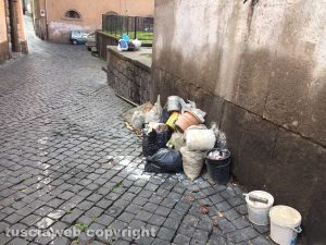 Viterbo - Rifiuti abbandonati in via Cesare Dobici