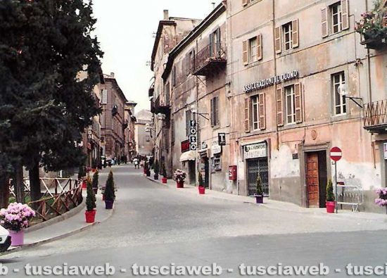 Viterbo - Come eravamo 1984 - L'inaugurazione di via Cairoli dopo i lavori