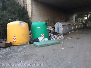 Viterbo - Rifiuti in strada Castiglione