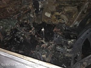 Tarquinia - Due auto distrutte dalle fiamme 