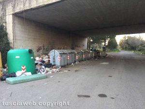 Viterbo - Rifiuti in strada Castiglione