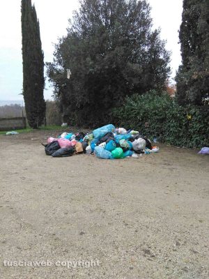 Rifiuti al cimitero di Grotte Santo Stefano