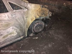 Tarquinia - Due auto distrutte dalle fiamme 