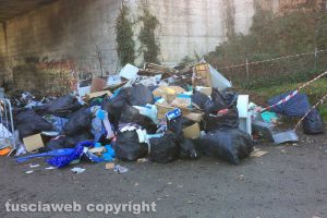 Viterbo - I rifiuti lungo strada Castiglione