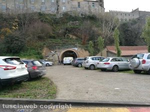 Viterbo - Parcheggi selvaggi a valle Faul