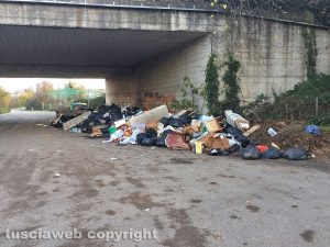 Viterbo - Rifiuti in strada Castiglione