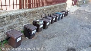 Viterbo - Raccolta differenziata - I mastelli dell'organico pieni