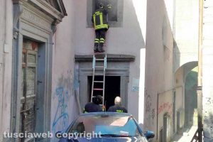 Viterbo - Casa in fiamme a via Faul