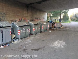 Viterbo - Rifiuti in strada Castiglione