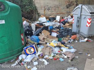Viterbo - Rifiuti in strada Castiglione