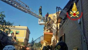 Acilia - Crolla palazzina - L'intervento dei vigili del fuoco
