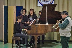 La cantautrice Sara Fochesato accompagnata dalle coriste e da Nicola Pecorelli alla tromba
