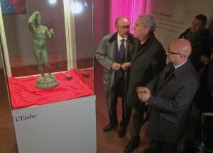 Francesco Rutelli davanti all'Efebo di Sutri