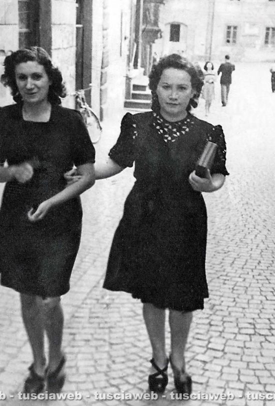 Viterbo - Come eravamo - Giselda Segatori a passeggio in via Roma