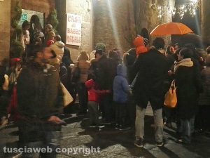 Viterbo - Caffeina Christmas village - Fila alla Casa di Babbo Natale