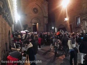 Viterbo - Caffeina Christmas village - Fila alla Casa di Babbo Natale