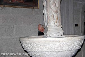 Viterbo - Duomo - Il fonte battesimale restaurato dagli studenti Unitus