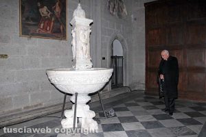 Viterbo - Duomo - Il vescovo Lino Fumagalli ammira il fonte battesimale di Francesco d'Ancona restaurato dagli studenti Unitus