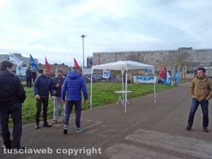 Viterbo - La manifestazione della polizia penitenziaria fuori Mammagialla