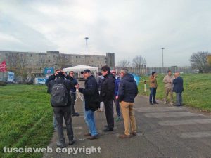 Viterbo - La manifestazione della polizia penitenziaria fuori Mammagialla
