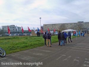 Viterbo - La manifestazione della polizia penitenziaria fuori Mammagialla