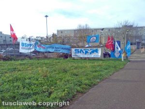 Viterbo - La manifestazione della polizia penitenziaria fuori Mammagialla