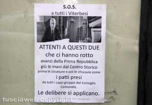 Volantini deturpano il centro storico di Viterbo