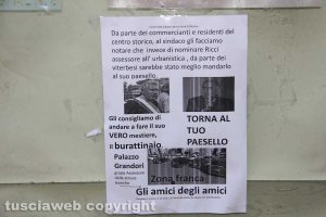 Volantini deturpano il centro storico di Viterbo