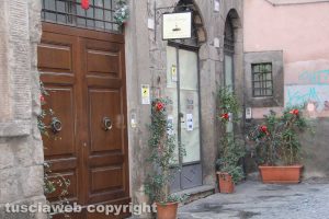 Volantini deturpano il centro storico di Viterbo