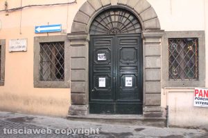 Volantini deturpano il centro storico di Viterbo
