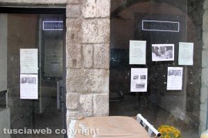 Volantini deturpano il centro storico di Viterbo