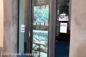 Volantini deturpano il centro storico di Viterbo