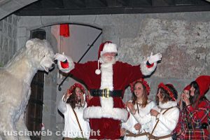 Vierbo - Babbo Natale si affaccia dalla sua casa