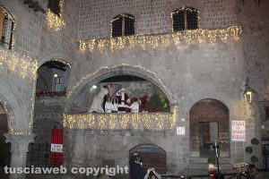 Vierbo - Babbo Natale si affaccia dalla sua casa