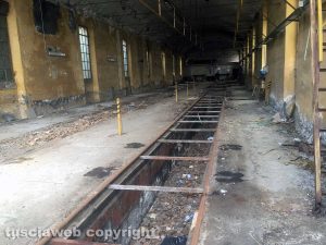 Viterbo - Il capannone inutilizzato e abbandonato, esistente all’interno della stazione in viale Trieste