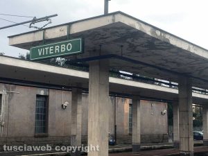 Viterbo - Il capannone inutilizzato e abbandonato, esistente all’interno della stazione in viale Trieste