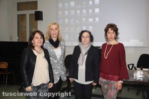 Viterbo - La dirigente scolastica Maria Teresa Maffucci con le insegnati del Santa Rosa